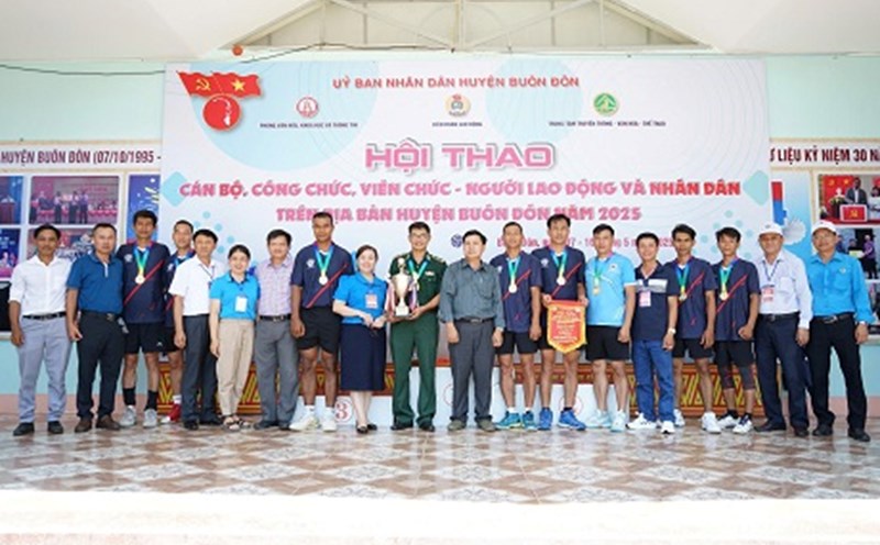 A large number of union members in Dak Lak province attended the sports festival. Photo: Bao Trung