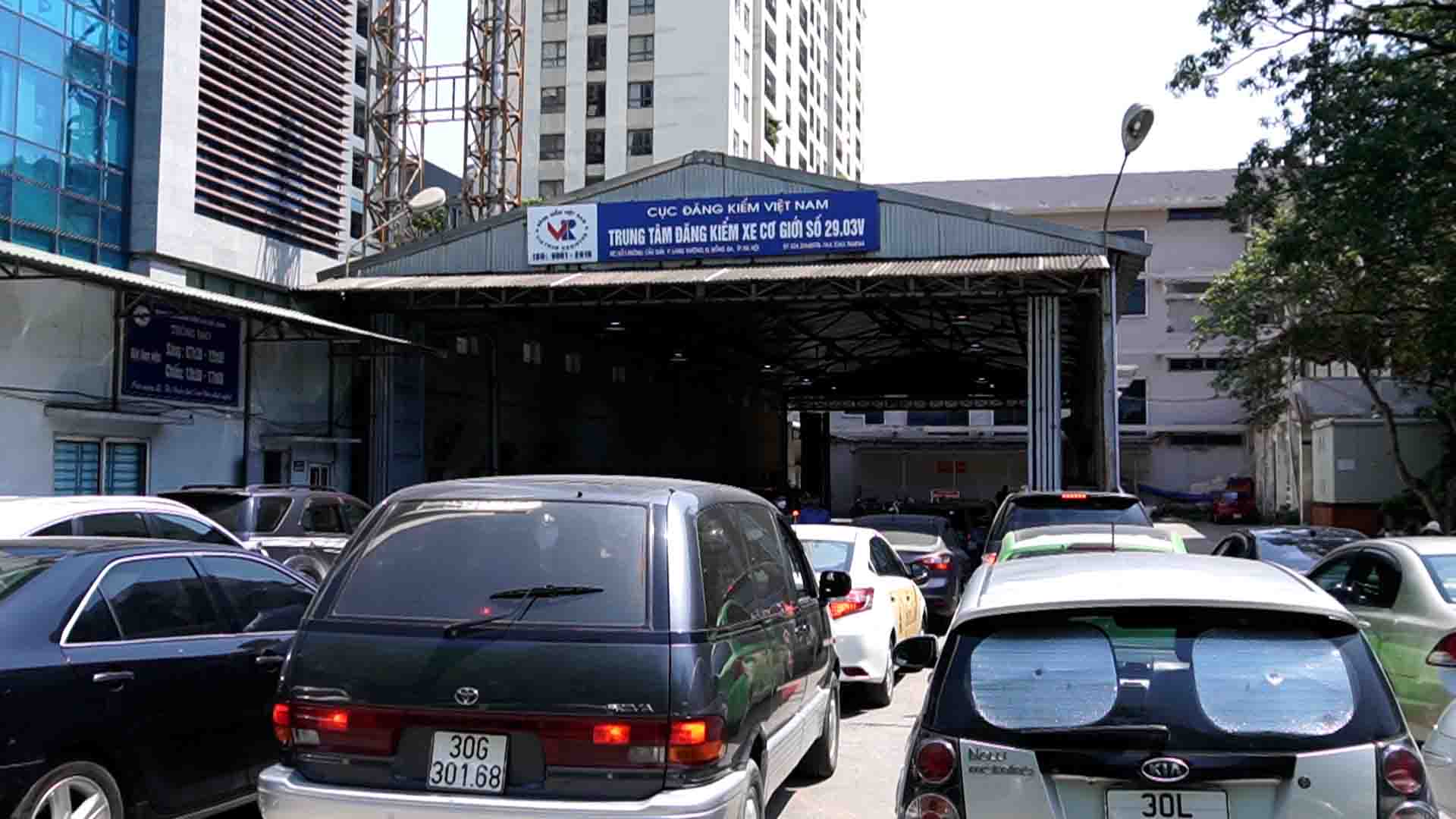 El registro del segundo trimestre se disparo. Largas filas de vehiculos esperando su turno, el centro de registro estaba sobrecargado