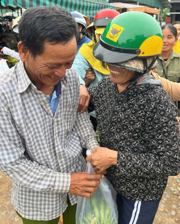 Ba Linh tang cho ong Tiep mot qua dua sau khi nhan lai so tien thoi nham. Anh: Van Tam