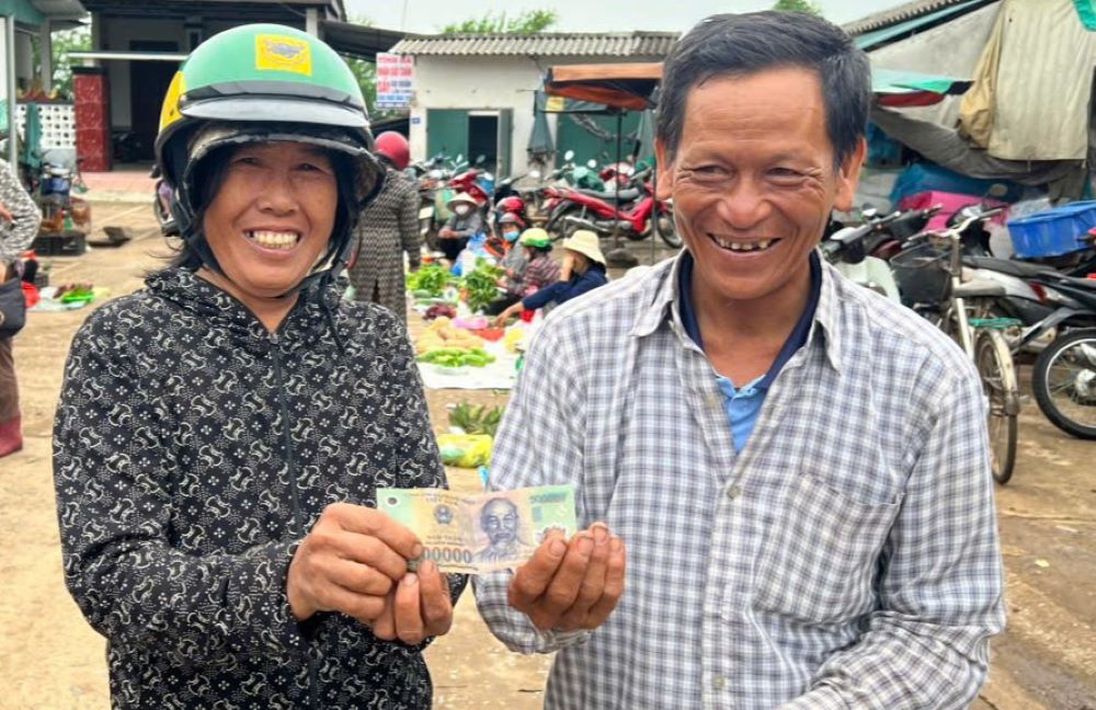 La señora Linh se alegro de recuperar el dinero que habia perdido vendiendo melones por 10.000 dong. Imagen: Cultura y cultura