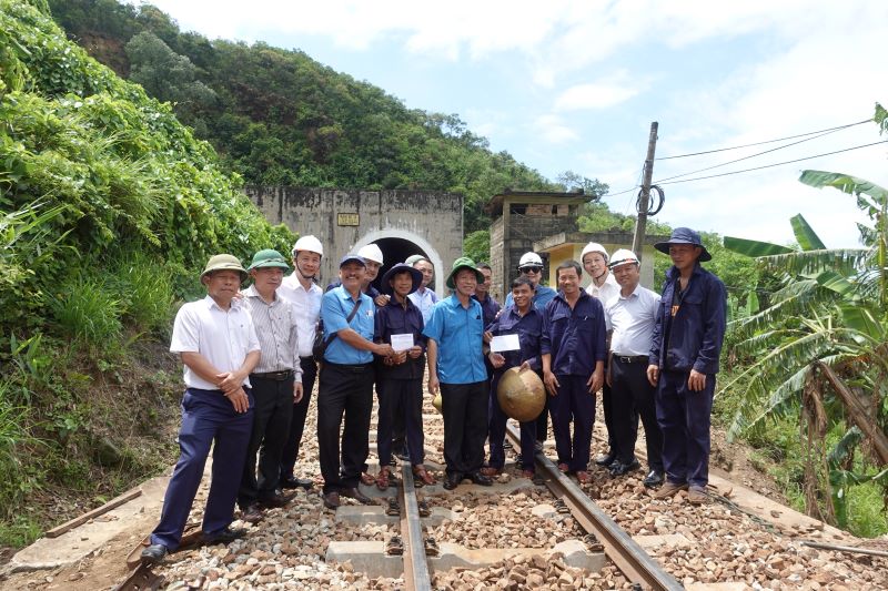 The Vietnam Railway Trade Union passes the pass to visit workers who work hard. Photo: Tran Thi