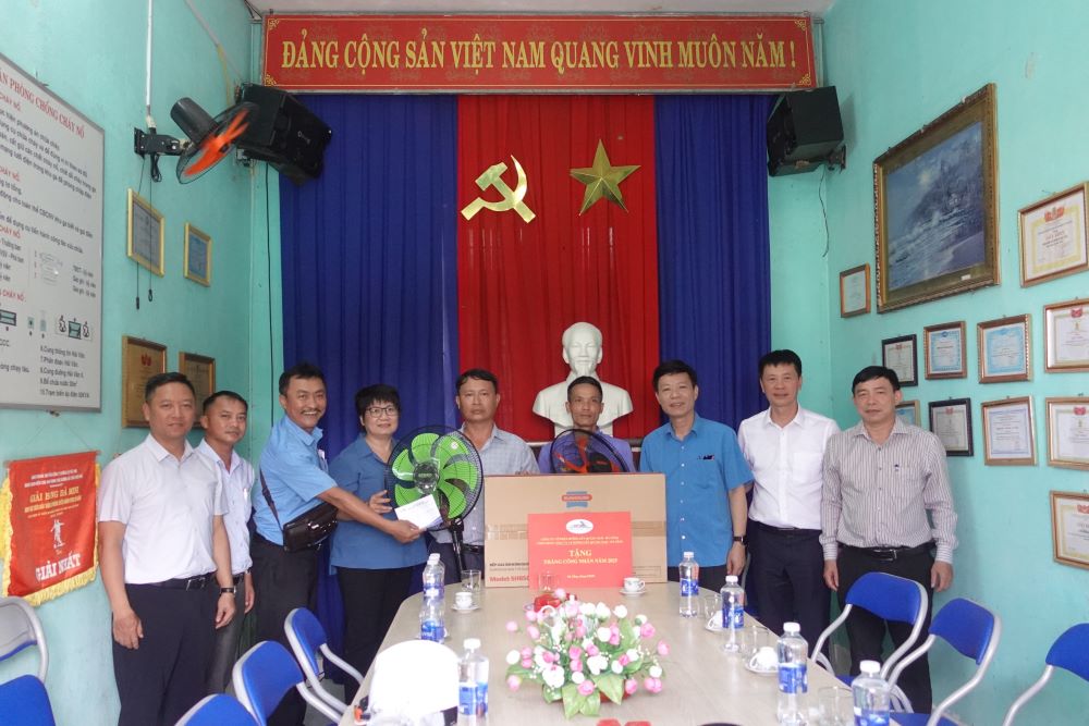 Công đoàn Đường sắt Việt Nam thăm hỏi, tặng quà và tiền mặt cho người lao động. Ảnh: Trần Thi
