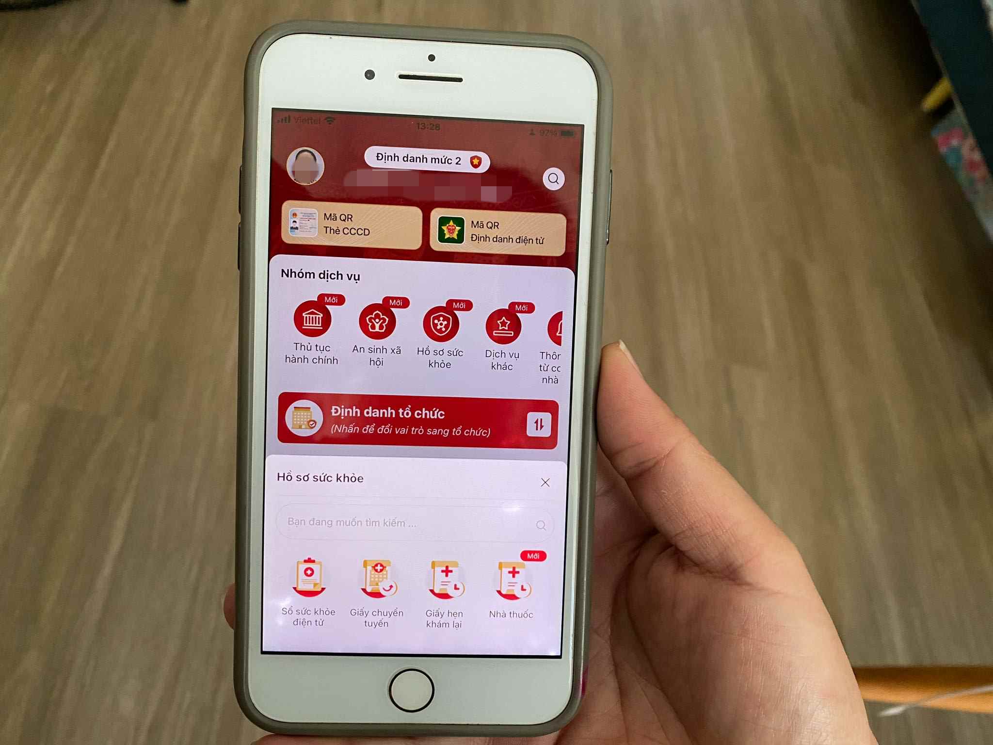 Integre rapidamente su tarjeta de seguro medico en la aplicacion VNeID para garantizar la conveniencia de sus consultas medicas. Imagen de Huang Jian