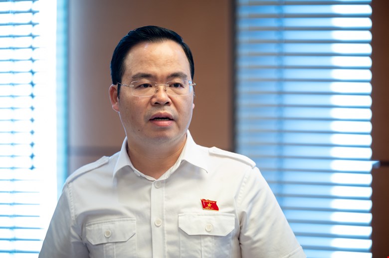 Delegate Tran Van Khai commented on the draft Law on Personal Data Protection. Photo: Quochoi.vn