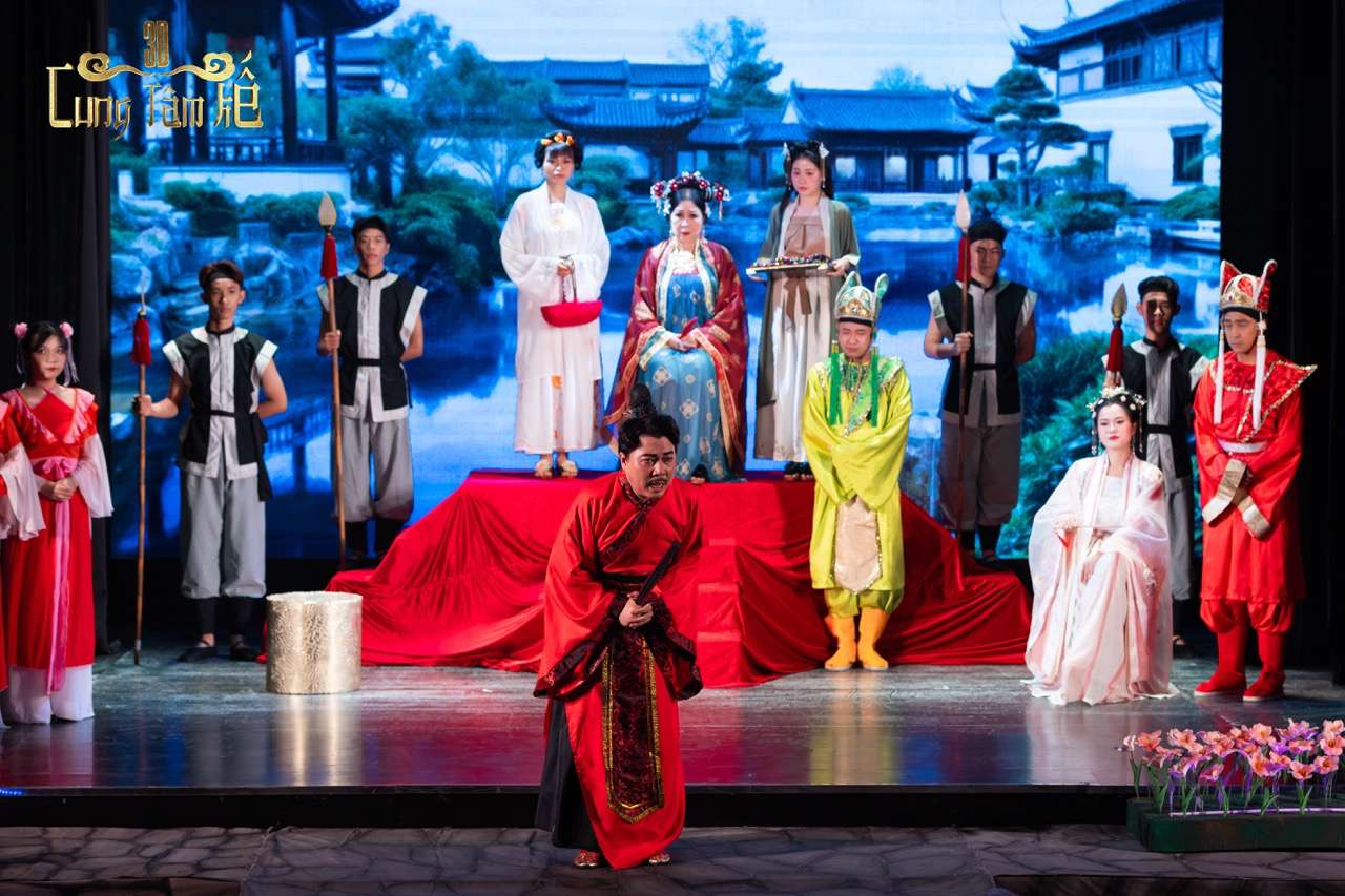 Dàn nghệ sĩ góp mặt trong vở kịch 3D cung tâm kế. Ảnh: DI Py.