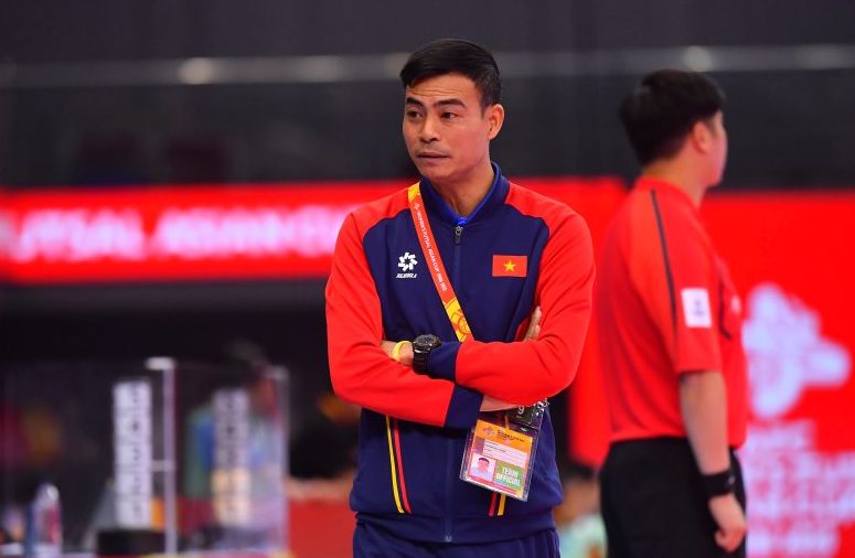 Huan luyen vien Nguyen Dinh Hoang. Anh: VFF