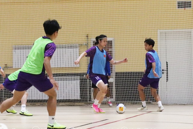 The Vietnam women's futsal team is looking forward to the quarter-final match. Photo: VFF