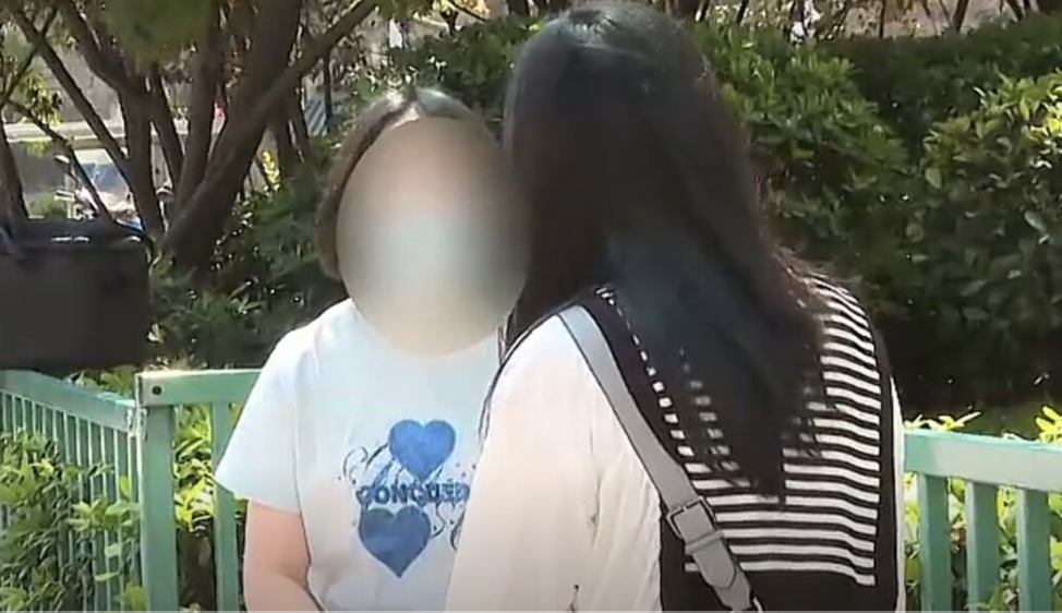Co gai tra loi phong van tren truyen hinh ve cau chuyen ban trai chia tay ngay tai khach san khi phat hien dien thoai tu dong ket noi Wi-Fi. Anh cat tu video Dai Truyen hinh Trung Khanh (Trung Quoc).