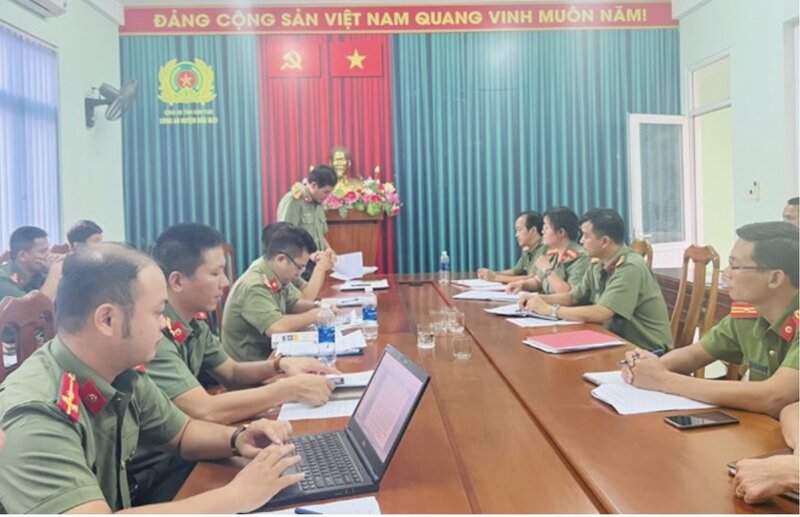 La escena de inspeccion y proteccion de los secretos estatales en la Policia del Distrito de Dak Glei, provincia de Kon Tum en 2024. Foto: Policia de la provincia de Kon Tum