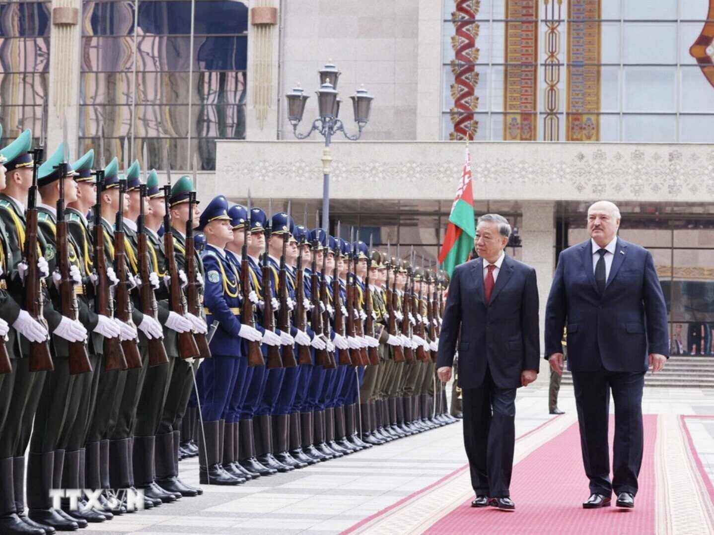 Tổng Bí thư Tô Lâm cùng Tổng thống Aleksandr Lukashenko duyệt Đội quân danh dự. Ảnh: TTXVN