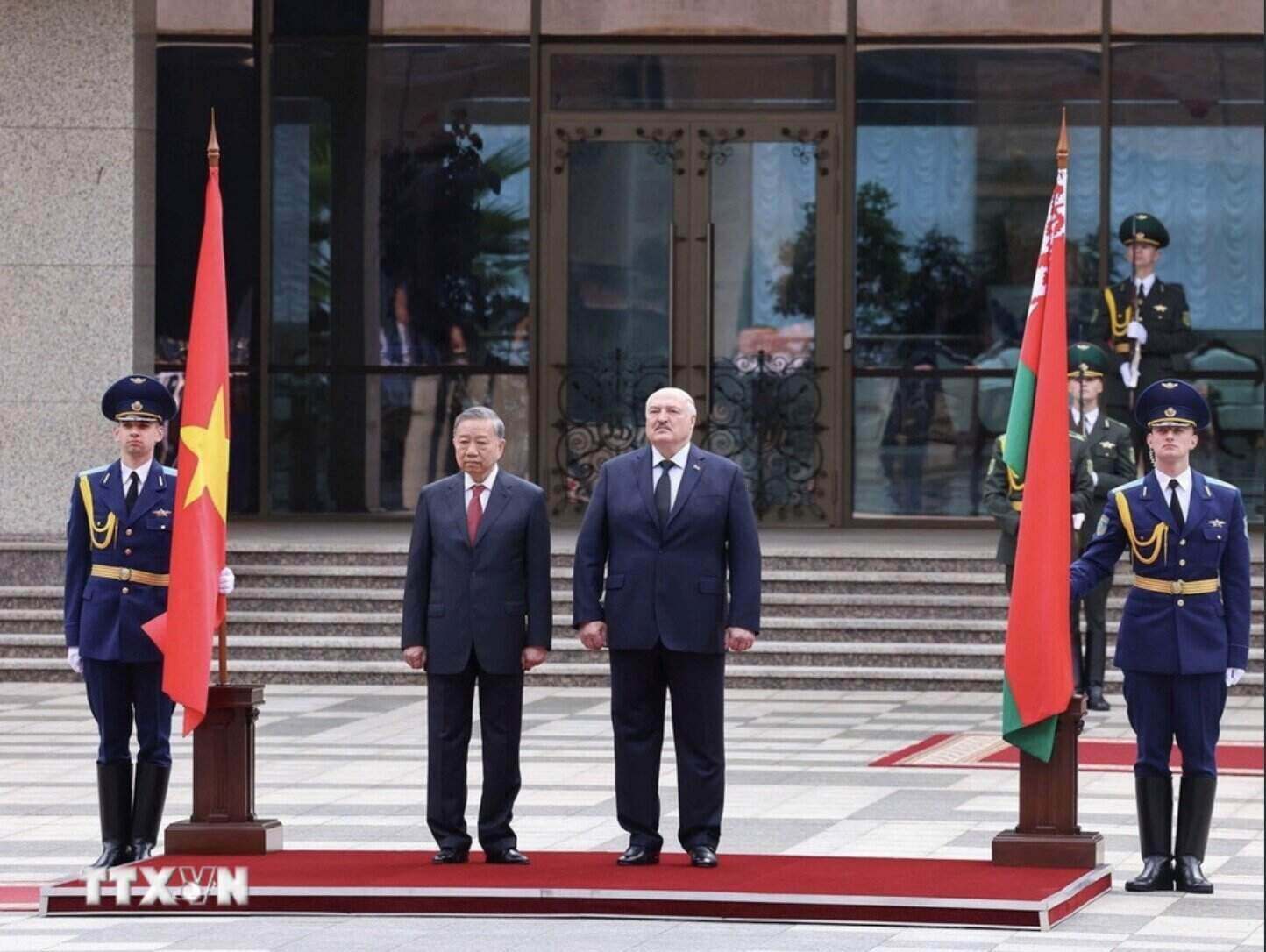 President of the Republic of Belarus Aleksandr Lukashenko presided over the welcoming ceremony for General Secretary To Lam. Photo: VNA