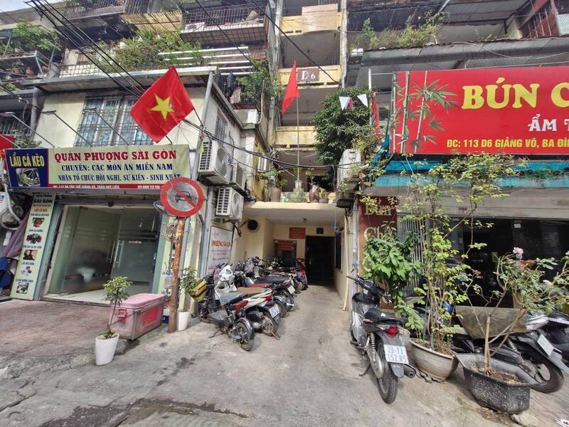 The old apartment segment in Hanoi is attracting the attention of many people. Photo: Thu Giang
