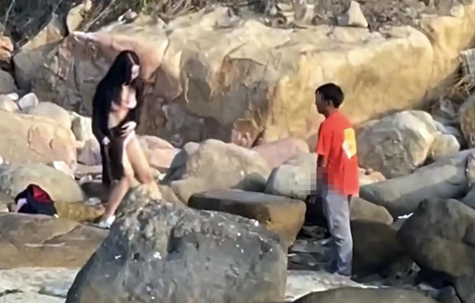 Ponerle fin a un hombre que se comportaba de manera pervertida en frente de las chicas de la playa de Nha Trang. Imagen de la ciudad de Chongqing
