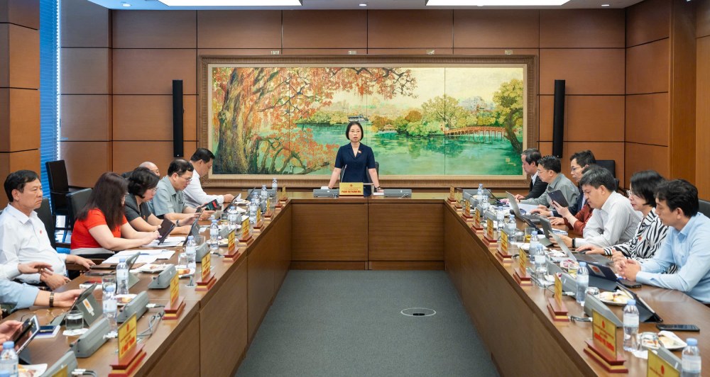 Discussion in groups on the draft Law amending and supplementing a number of articles of the Law on Election of National Assembly and People's Council deputies and shortening the term of the 15th term. Photo: Pham Dong