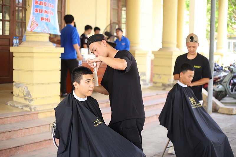 Free haircut for young workers. Photo: Hai Duong Provincial Portal