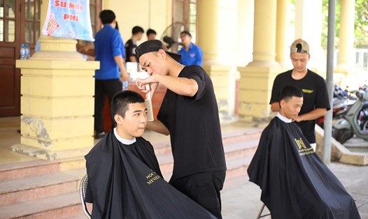 Cắt tóc miễn phí cho thanh niên công nhân. Ảnh: Cổng TTĐT tỉnh Hải Dương