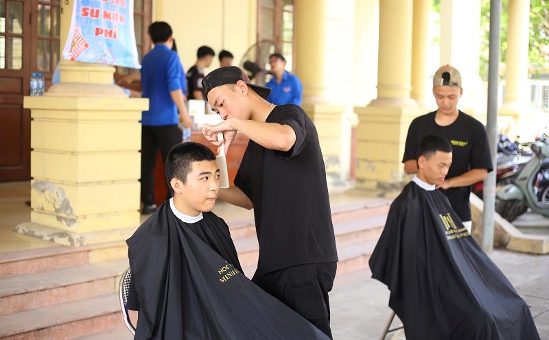 Cortes de pelo gratis para los jovenes trabajadores. Foto: Puerta de la ciudad de Haiyang