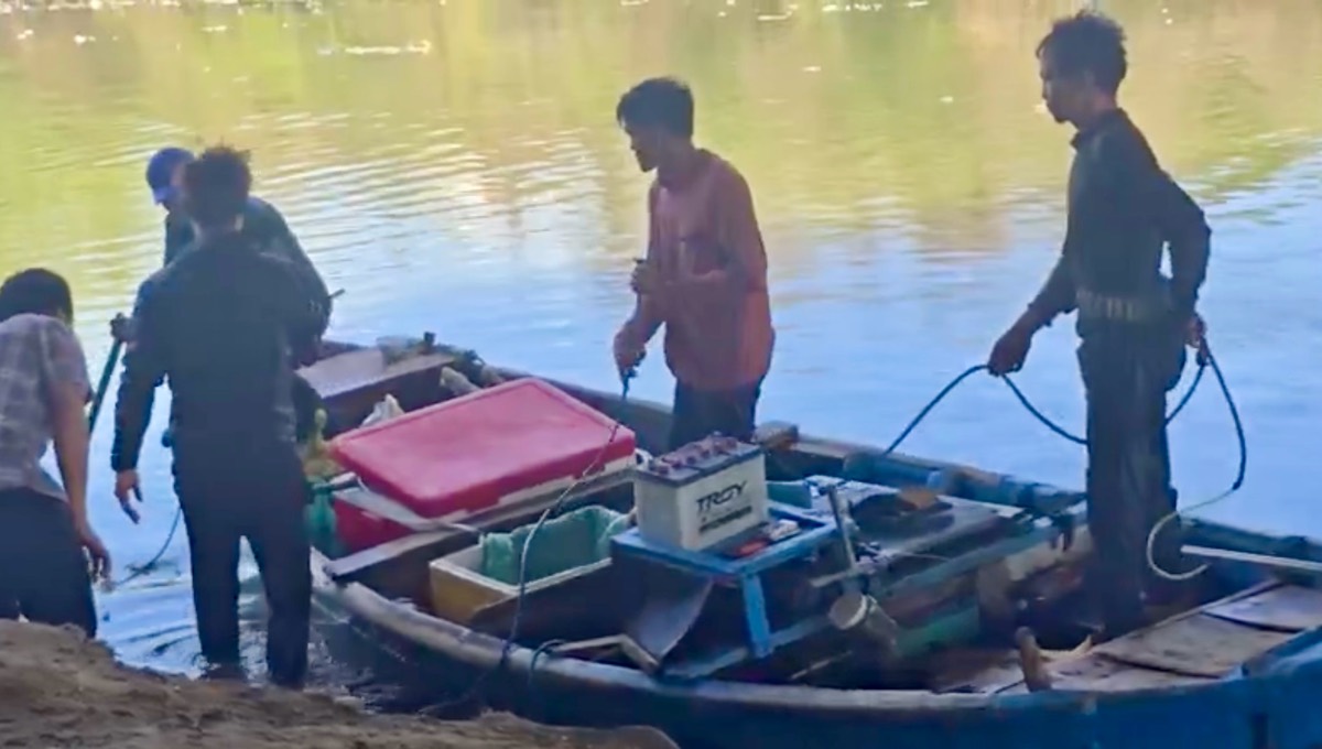 Los buzos buscan a un joven desaparecido en el rio. Imagen de la ciudad de Tuyen Duy