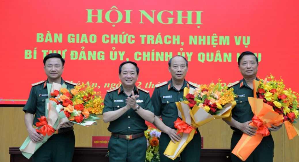 Thuong tuong Trinh Van Quyet chu tri Hoi nghi ban giao chuc trach, nhiem vu Bi thu Dang uy, Chinh uy Quan khu 4. Anh: Bo Quoc phong