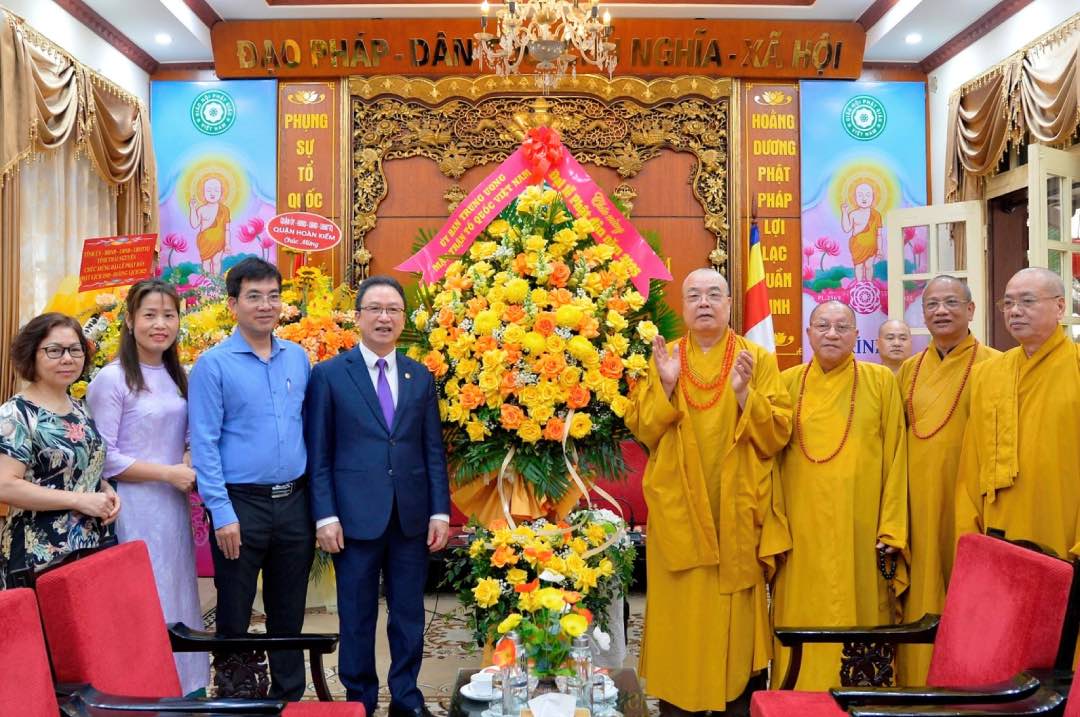 Mr. Nguyen Van Thanh, member of the Presidium of the Vietnam Fatherland Front Committee, Head of the Ethnic, Religious and Overseas Vietnamese Committee of the Vietnam Fatherland Front, visited, congratulated and attended the Great Phat Monasty. Photo: Pham Cuong
