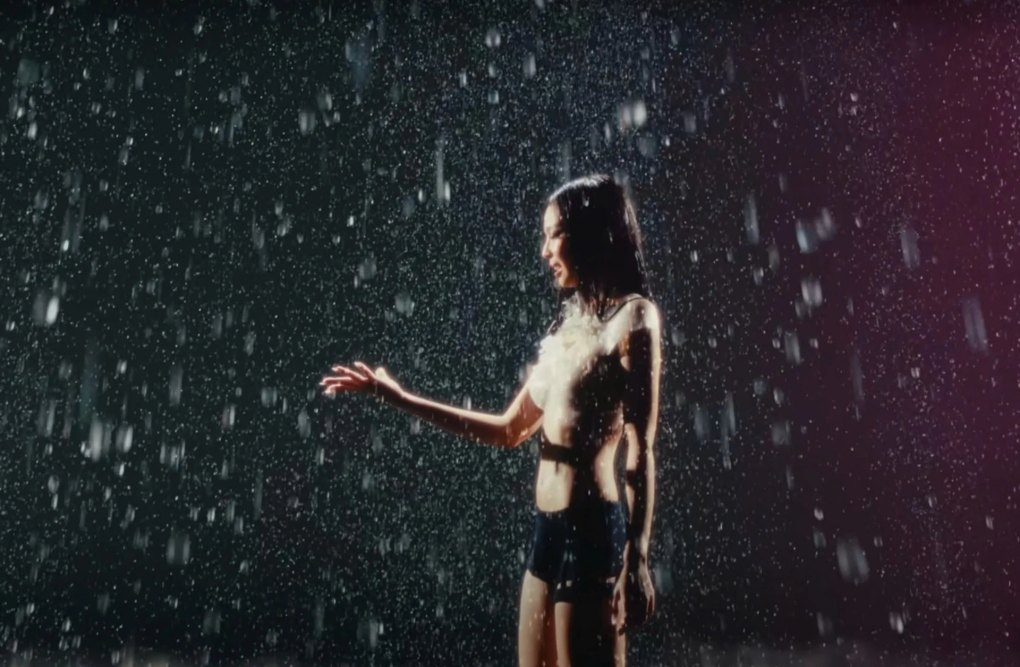 Jennie mac chiec quan den tu thuong hieu do Lim Feng sang lap. Anh: Cat tu MV ZEN