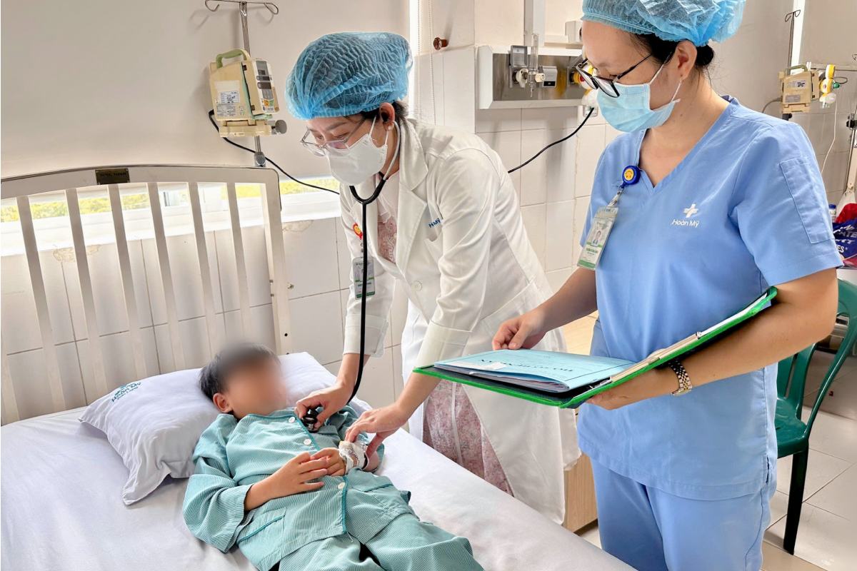 Doi ngu bac si, y ta tham kham cho hai benh nhan. Anh: Benh vien cung cap