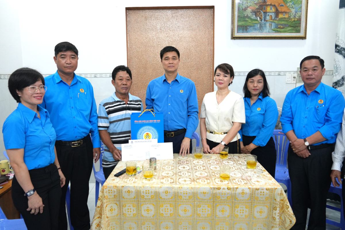 El Sr. Ngo Duy Hieu - Vicepresidente de la Asociacion Nacional de Trabajadores de Vietnam (cuarto desde la izquierda) - visito y animo a las familias de los trabajadores fallecidos por accidentes laborales. Imagen: Ciudad de la Paz