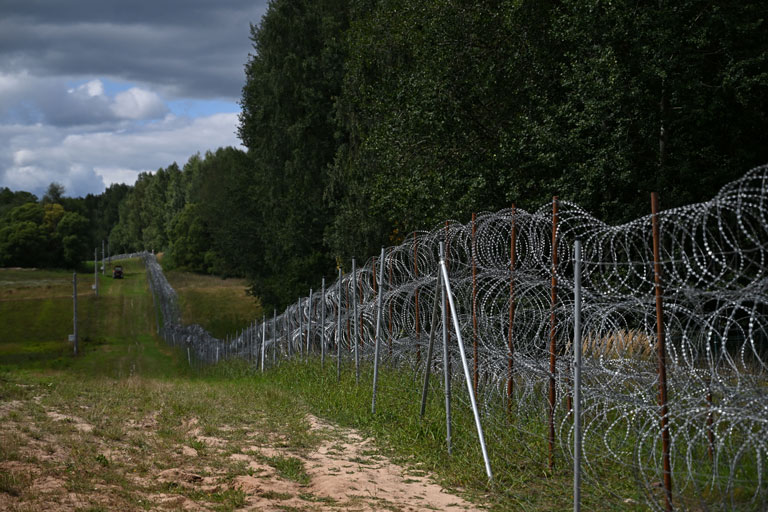 Una barrera fronteriza de alambre de espino se ve a lo largo de la frontera polaco-lituana, que bordea el territorio ruso de Kaliningrado. Imagen de AFP
