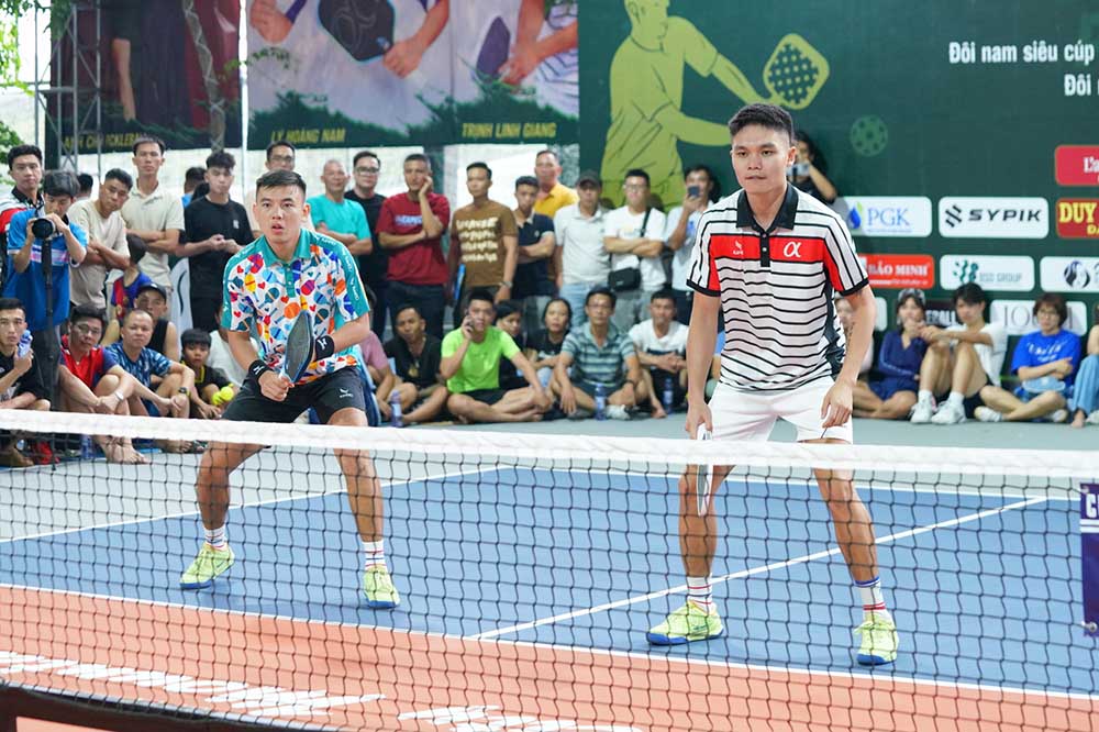 Ly Hoang Nam (trai) va Trinh Linh Giang thi dau an tuong truoc bo doi doi thu duoc danh gia cao. Anh: My Duyen