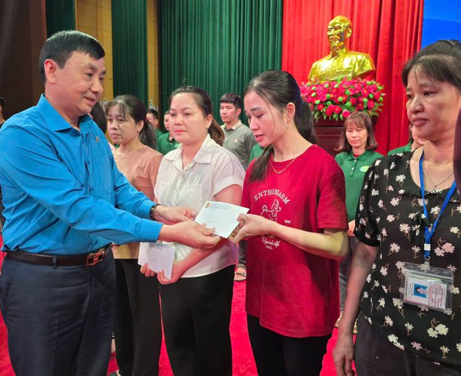 Mr. Hoang Manh Hung - Chairman of the Ninh Binh Provincial Federation of Labor - presented support gifts to workers in difficult circumstances at the launching ceremony of Workers' Month 2025. Photo: Nguyen Truong