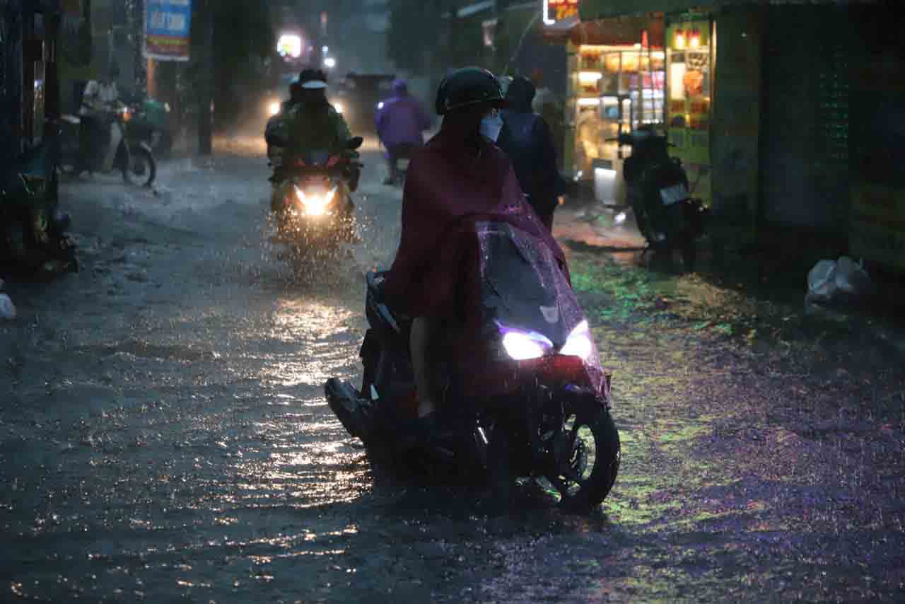Du bao thoi tiet ngay mai 13.5, mua dong tiep dien o Tay Nguyen va Nam Bo, trong khi Bac Bo nang rao. Anh: Anh Tu