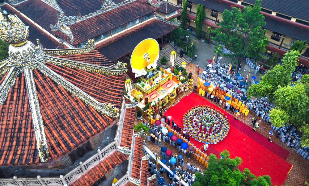 Ngay 12.5, tai To dinh Tu Dam (quan Thuan Hoa, TP Hue), Ban Tri su Giao hoi Phat giao Viet Nam TP Hue trang trong to chuc Dai le Phat dan Phat lich 2569 - Duong lich 2025.