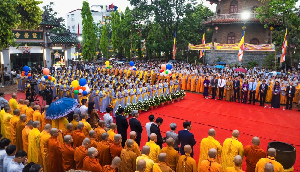 Tai day, hang nghin tang ni, phat tu cung nguoi dan TP Hue tham du buoi le linh thieng nay.