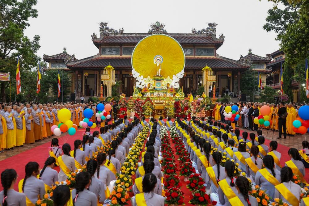 Trong khong khi trang nghiem, huong tram quyen toa, chuong trong bat nha tram hung, Chu Hoa thuong chung minh niem huong, doan Thieu nu Gia dinh Phat tu dang hoa cung duong.