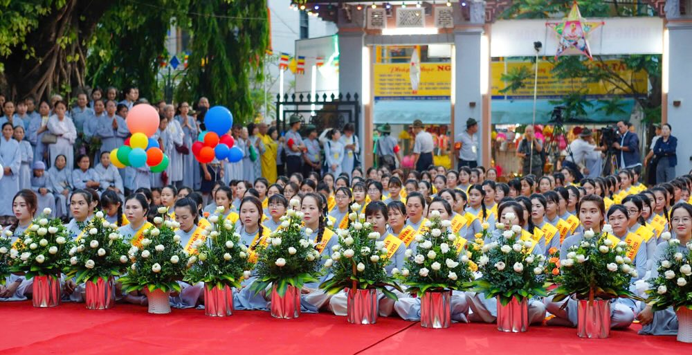 Ban Nghi le thuc hien nghi thuc Dai le Phat dan truyen thong cua Phat giao co do Hue.
