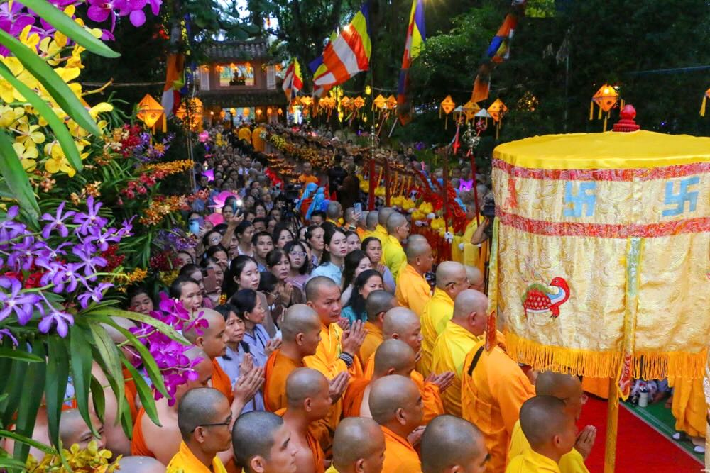 Cung trong khuon kho Dai le Phat dan Phat lich 2569 - Duong lich 2025, hang ngan nguoi gom chu ton hoa thuong, thuong toa, dai duc, tang ni, phat tu cung dong dao nguoi dan va du khach tai TP Hue tham gia le ruoc Phat cau “Quoc thai dan an, the gioi hoa binh“.