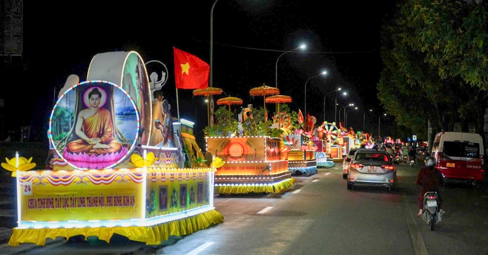 Doan ruoc tay mang la co To quoc, co Phat giao cung xe hoa ruoc Phat di bo qua cac truc duong chinh cua TP Hue.