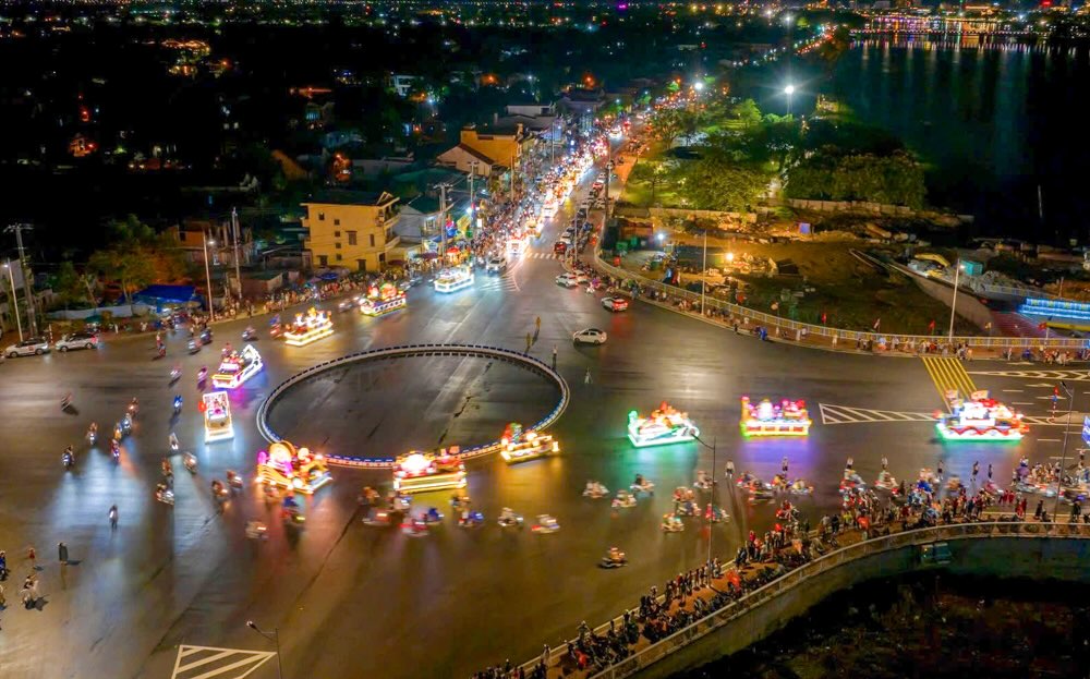 Tren lo trinh ruoc Phat, nhieu chua va tu gia da dung le dai, xong tram huong va thinh chuong trong Bat Nha de cung nghinh va cung duong Duc Phat.