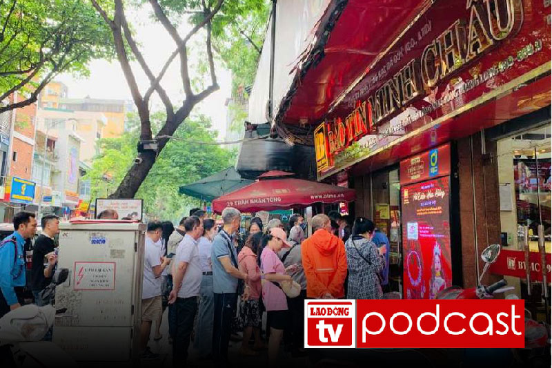 Morning news 13.5: Gold prices drop sharply in the first session of the week, people line up to buy