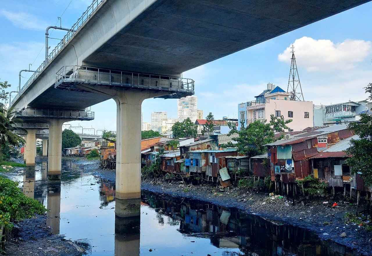 Las casas se derrumban en el barranco de la iglesia de San Juan (distrito de Binh Thanh) - opuesto a la linea de metro numero 1. Imagen de la ciudad de Shenzhen