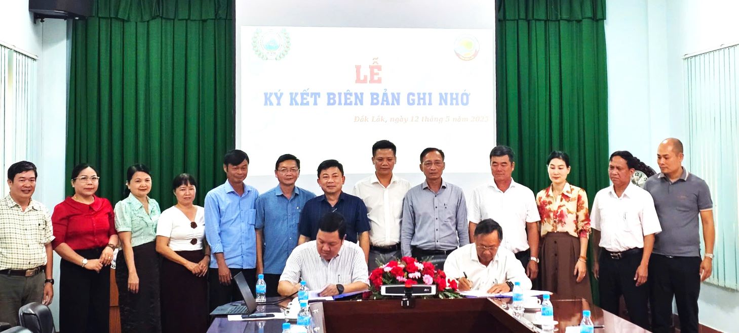 Dai dien Vien Wasi (trai) va Hiep hoi Sau rieng Dak Lak ky ket chuong trinh hop tac. Anh: Thanh Quynh