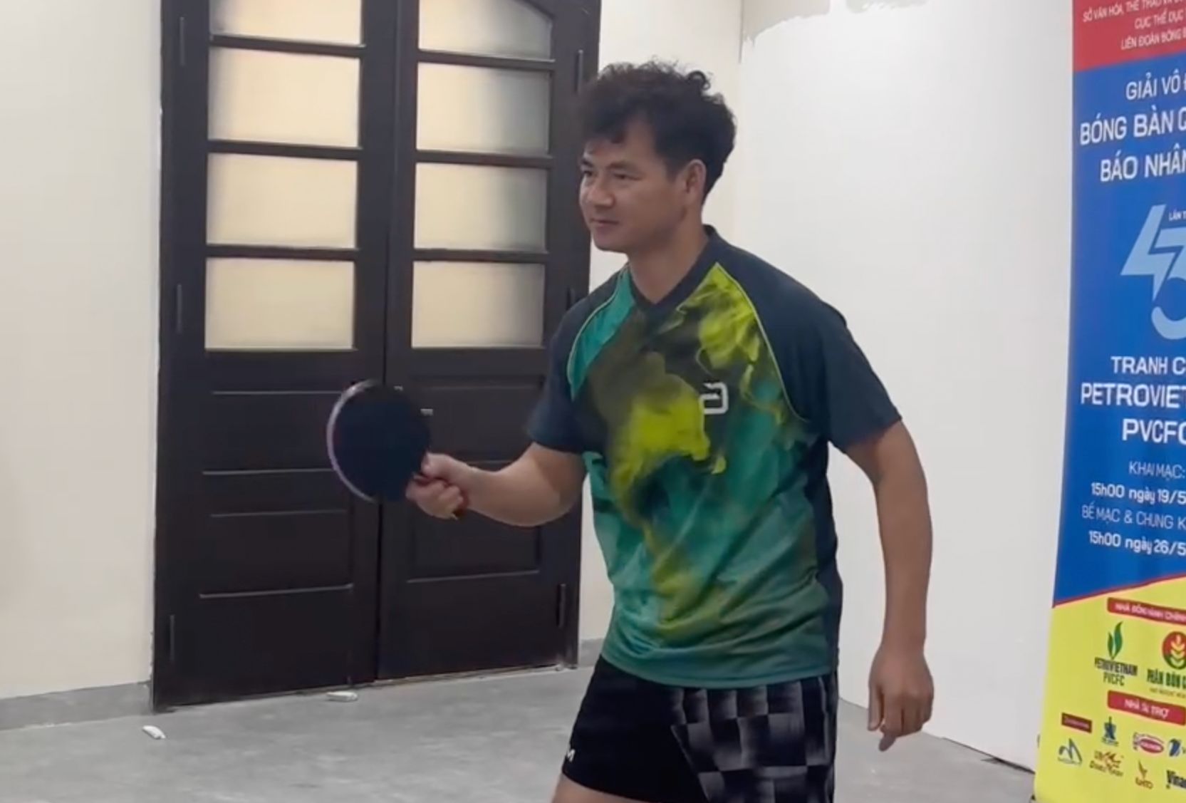 Director Xuan Bac plays table tennis.