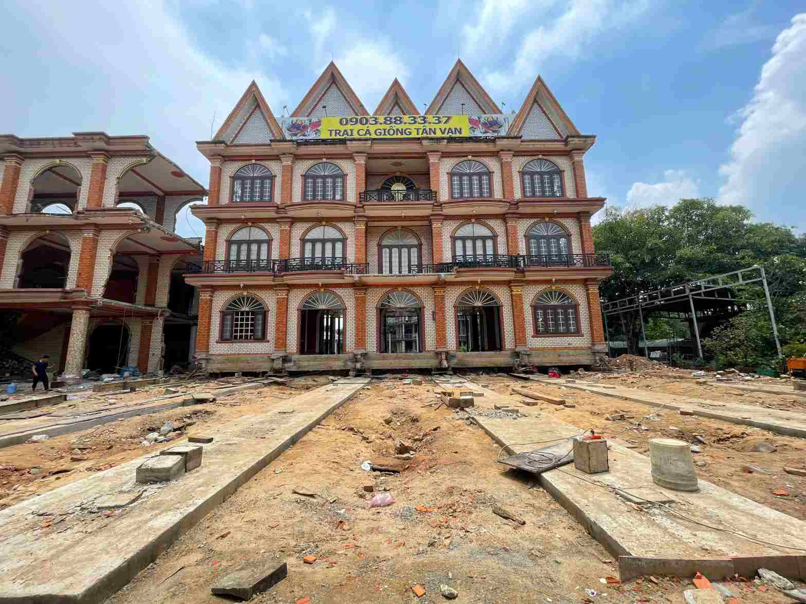 Tòa nhà đã di dời được khoảng 15m. Ảnh: Đình Trọng