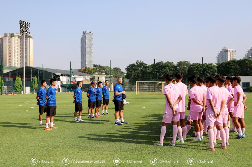 Huan luyen vien Roland trao doi voi cac cau thu truoc khi bat dau buoi tap. Anh: VFF