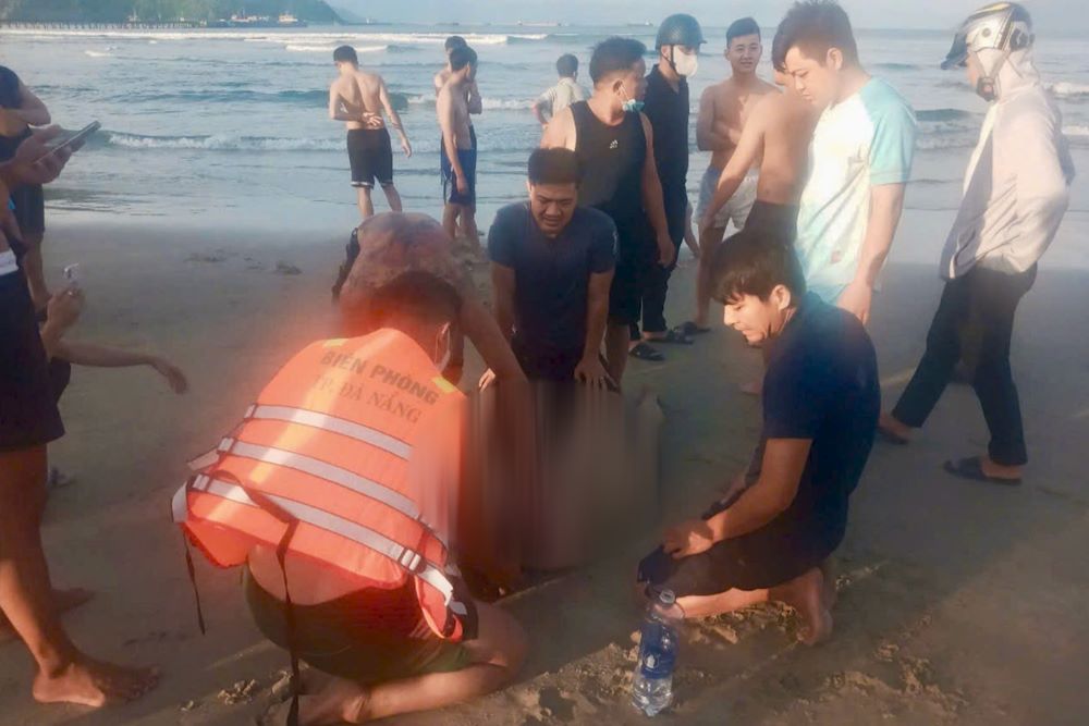 A tiempo para salvar a dos nietos que se ahogaron bañandose en el mar en Da Nang. Imagen de Doan Quang