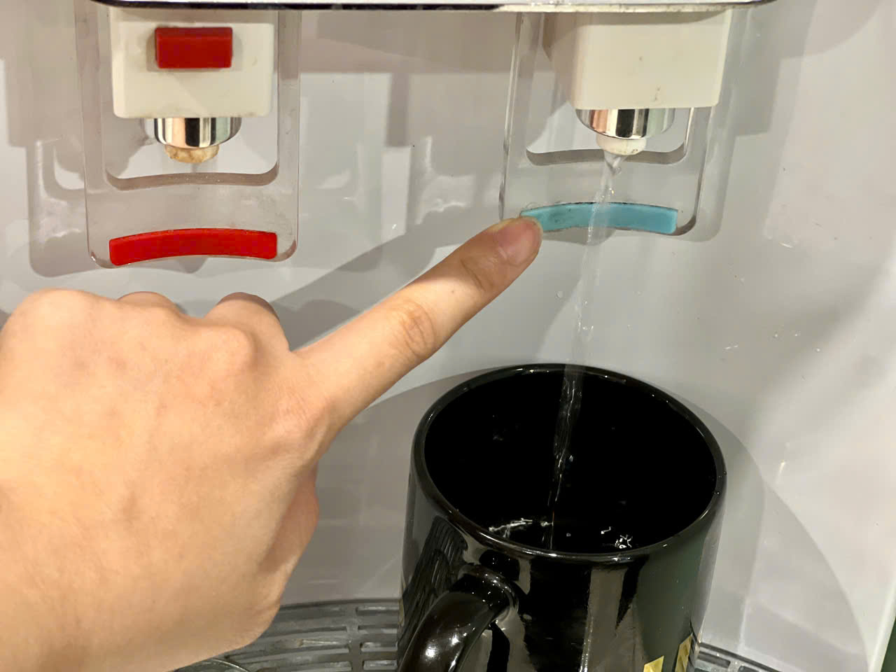 One of the bad eating habits for the kidneys is drinking too little water. Photo: Quang Minh.