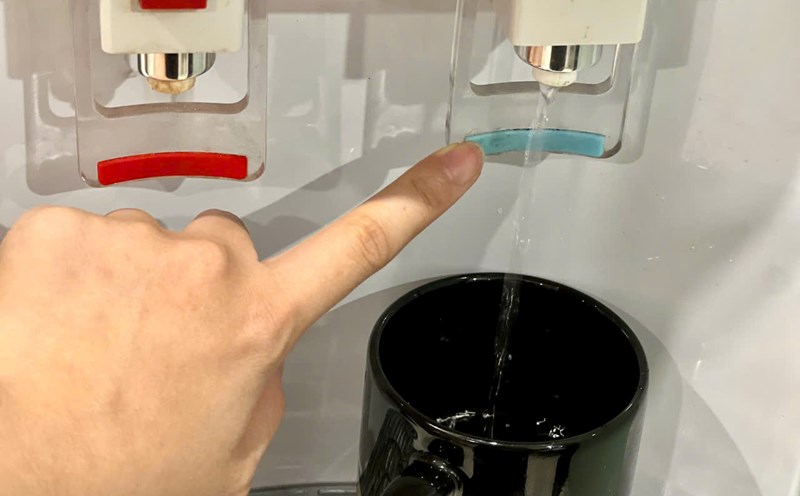 One of the bad eating habits for the kidneys is drinking too little water. Photo: Quang Minh.