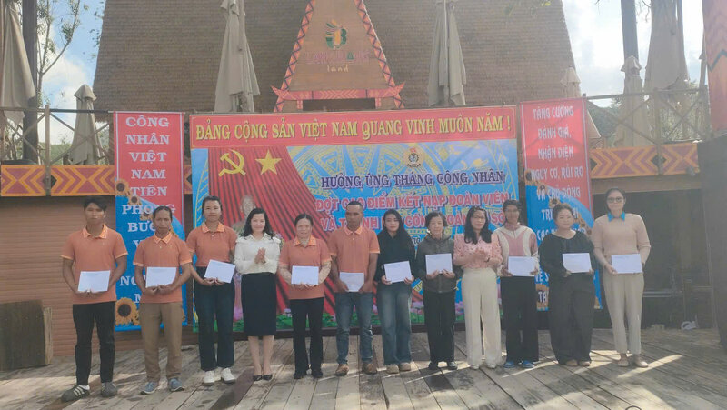 Bà Trần Thị Chúc Quỳnh - Bí thư huyện ủy Lạc Dương tặng quà cho đoàn viên, người lao động có hoàn cảnh khó khăn tại buổi công bố quyết định thành lập công đoàn cơ sở. Ảnh: Thanh Loan
