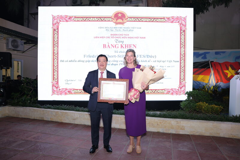 Mr. Nguyen Ngoc Hung - Vice President of the Vietnam Union of Friendship Organizations presented a Certificate of Merit to Dr. Franziska Schmidtke, Director of the Regional Climate and Energy Project of FES Vietnam Institute. Photo: FES Institute Vietnam
