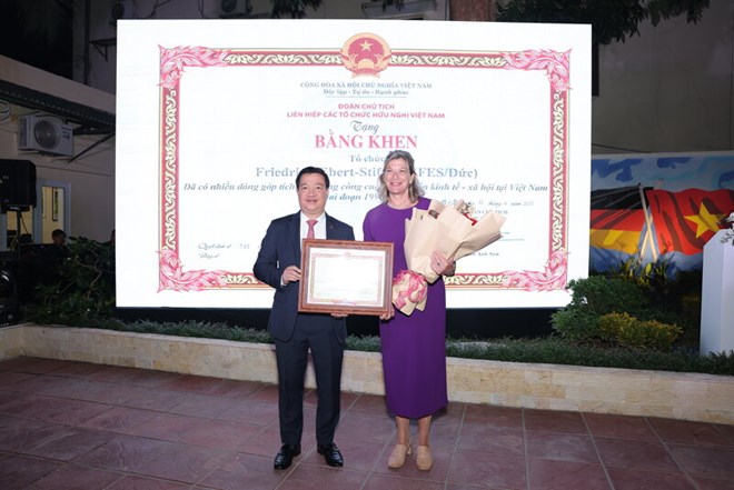 Viện FES Việt Nam nhận Bằng khen của Liên hiệp các tổ chức hữu nghị